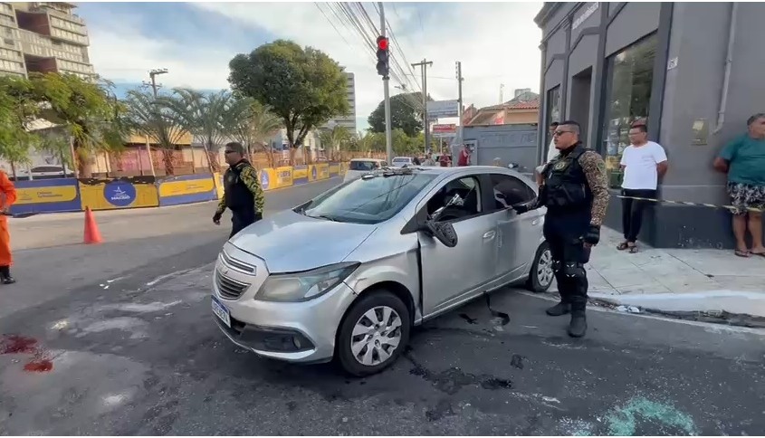 Colisão seguida de capotamento deixa uma pessoa ferida na Pajuçara; trânsito ficou lento