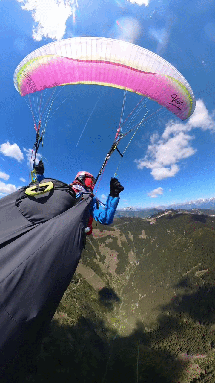 Parapente é atingido por avião em pleno voo e VÍDEO do acidente viraliza nas redes sociais