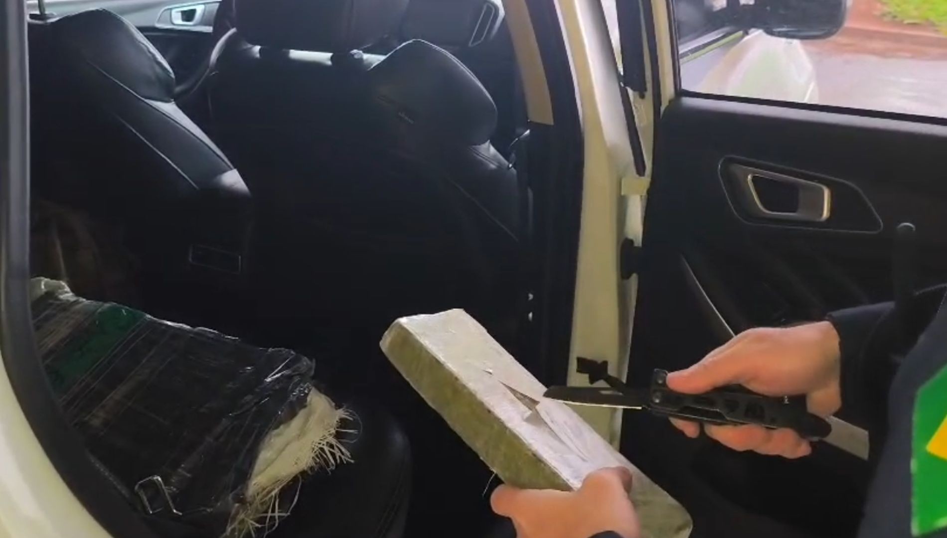 Motorista é flagrado com 20 quilos de maconha no banco traseiro de carro em Ourinhos