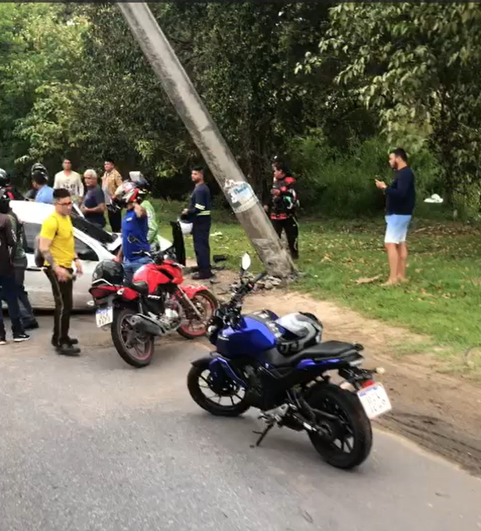 Motorista perde controle do carro e bate em poste de energia em Manaus — Foto: Reprodução