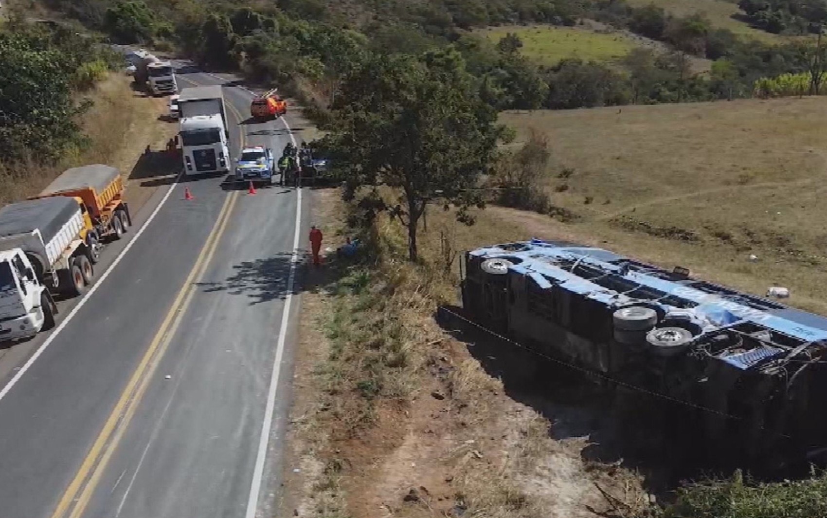 Caminhão que se envolveu em acidente com ônibus que causou mortes na GO-010 estava a 120 km por hora, diz polícia