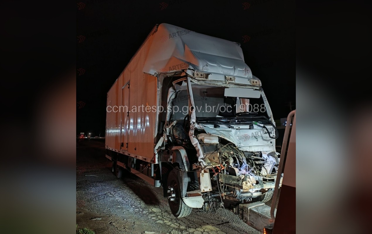 Caminhão fica destruído após bater na traseira de carreta na SP-127 em Itapetininga