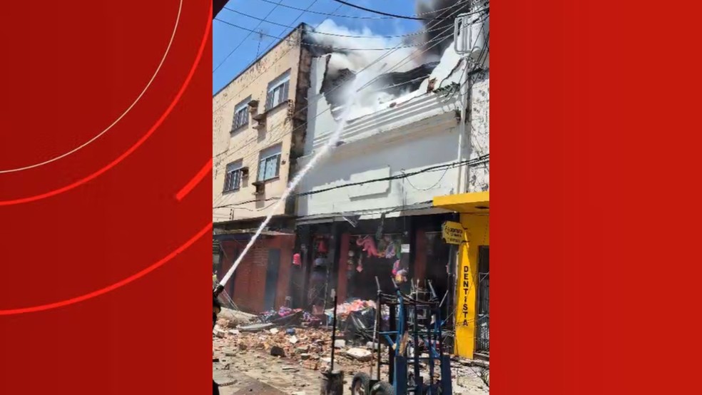 Bombeiros combatendo incêndio registrado em loja no Centro de Manaus — Foto: Reprodução/Redes Sociais