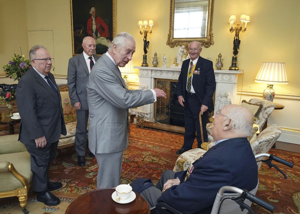 Rei Charles III durante audiência com veteranos da Guerra do Vietnã no Palácio de Buckingham, em 19 de março de 2024. — Foto: Jonathan Brady/Pool Photo via AP