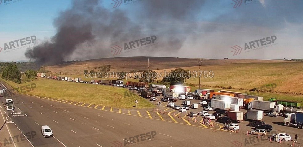 1 de 5
Caminhão com carga de manta asfáltica pega fogo e interdita Rodovia Castello Branco em Itatinga — Foto: Artesp