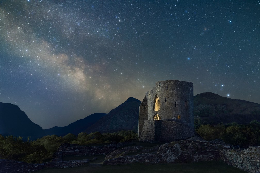 A Via Láctea atrás do Castelo Dolbadarn - Astronomy Photographer of the Year — Foto: Robert Price