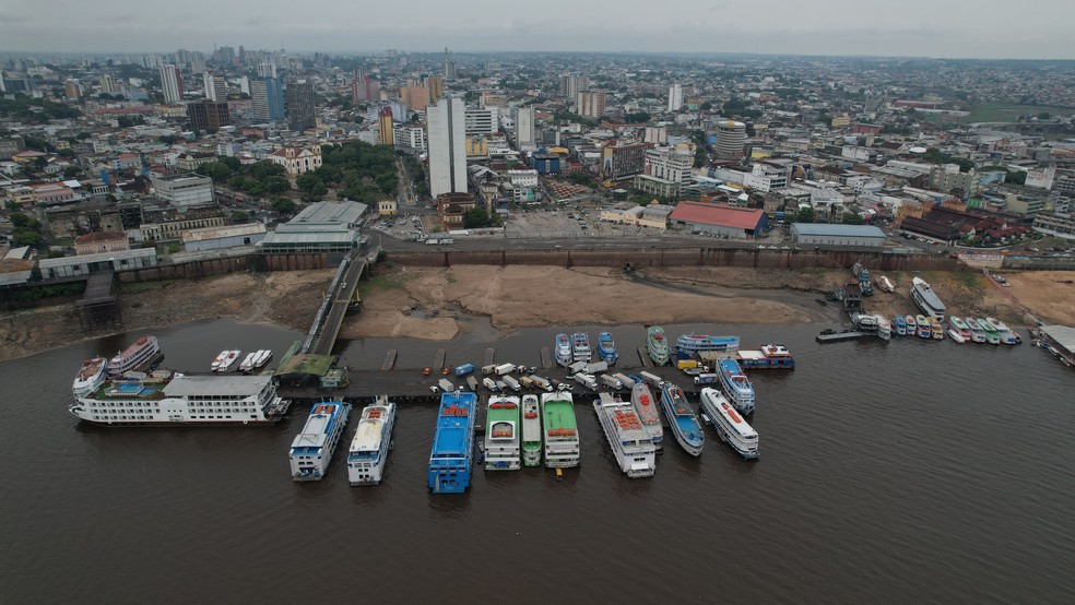 Porto de Manaus e Manaus Moderna em 16 de outubro de 2023, data em que o Rio Negro atingiu a maior seca em 121 anos. — Foto: William Duarte/Rede Amazônica