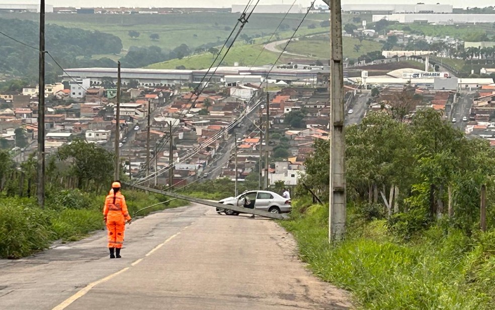 Motorista derruba poste e compromete energia em bairros de Varginha — Foto: Corpo de Bombeiros