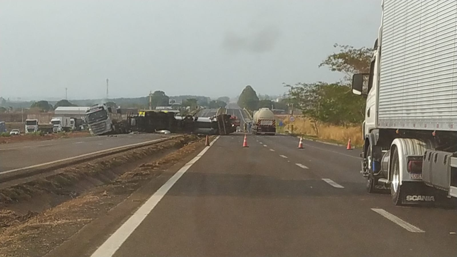 Carreta com combustível tomba após batida com carro na BR-153, em Centralina