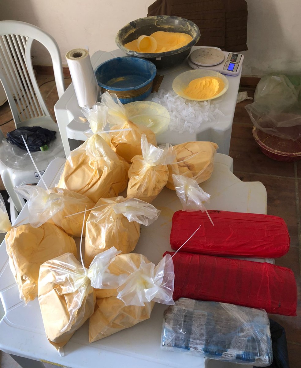 Em operação da Baep, casal é preso e cinco tipos diferentes de drogas são apreendidos — Foto: Baep