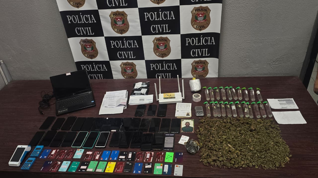 Suspeito pula de janela e desmaia em operação contra 'escritório do crime' ligado ao PCC no litoral de SP
