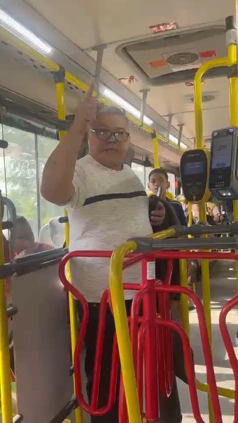 Passageiro é expulso de coletivo no Rio após ofensas racistas a motorista: 'Preta que depende de cotas'
