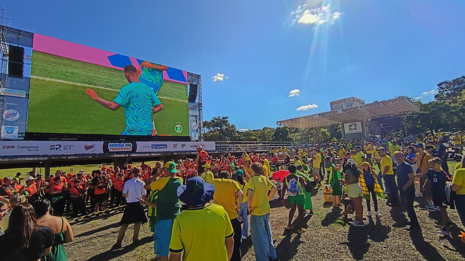 FOTOS: torcedores se reúnem em praça de Campinas para acompanhar Brasil x Japão