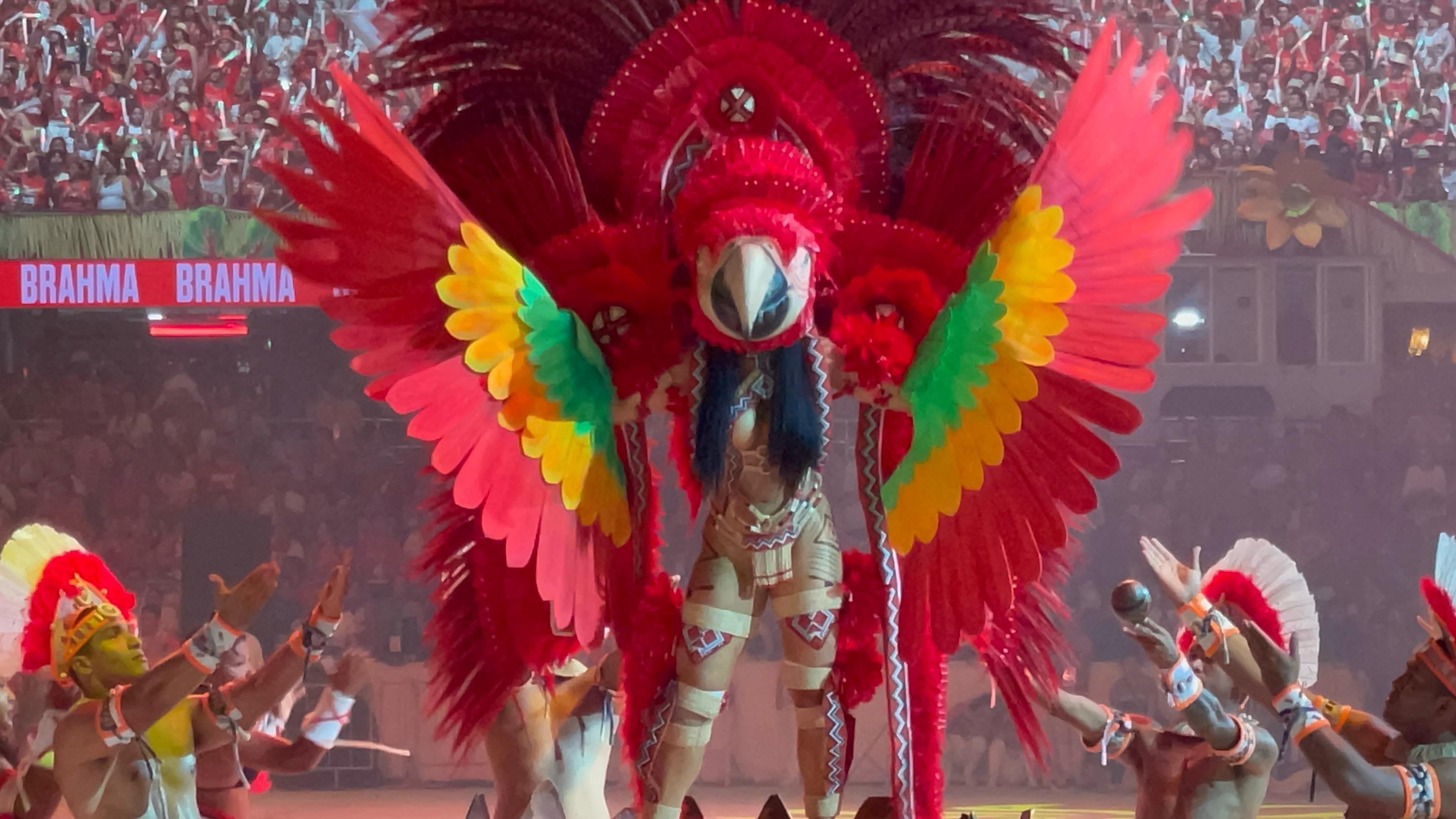 Isabelle Nogueira se transforma em arara vermelha na última noite do Festival de Parintins; VÍDEO