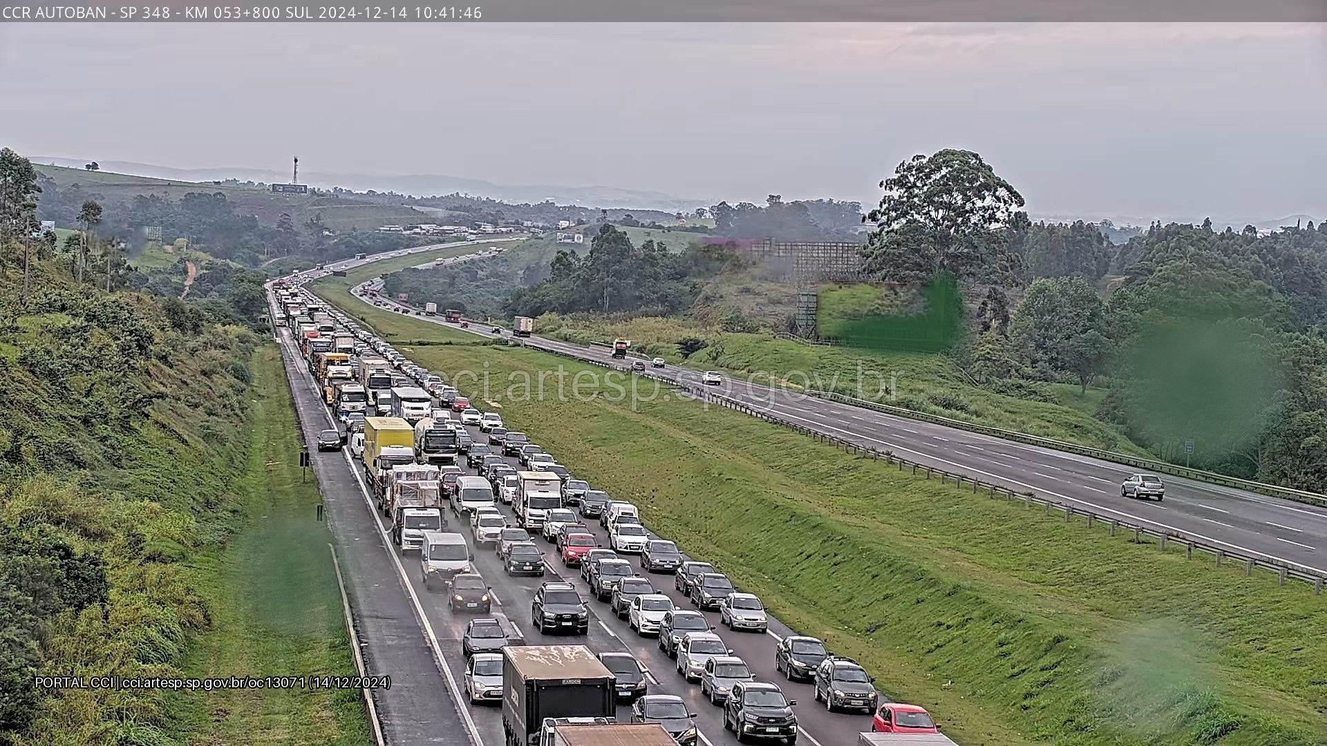 Engavetamento interdita Rodovia dos Bandeirantes em Jundiaí