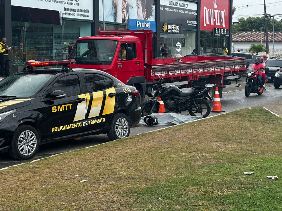 Motociclista perdeu controle da moto ao bater no meio fio e foi atropelado por caminhão no Antares, em Maceió — Foto: Nick Marone/TV Gazeta