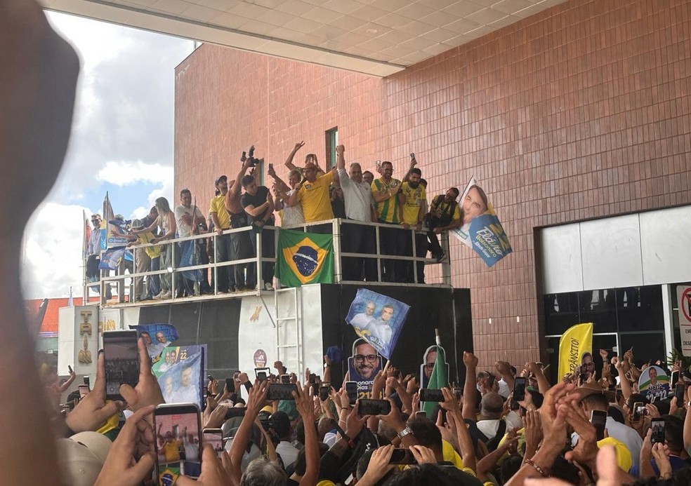 Flávio Bolsonaro e Alfredo Gaspar com apoiadores durante ato no Aeroporto Internacional Zumbi dos Palmares, em Maceió — Foto: Luciano Milano/g1 Alagoas