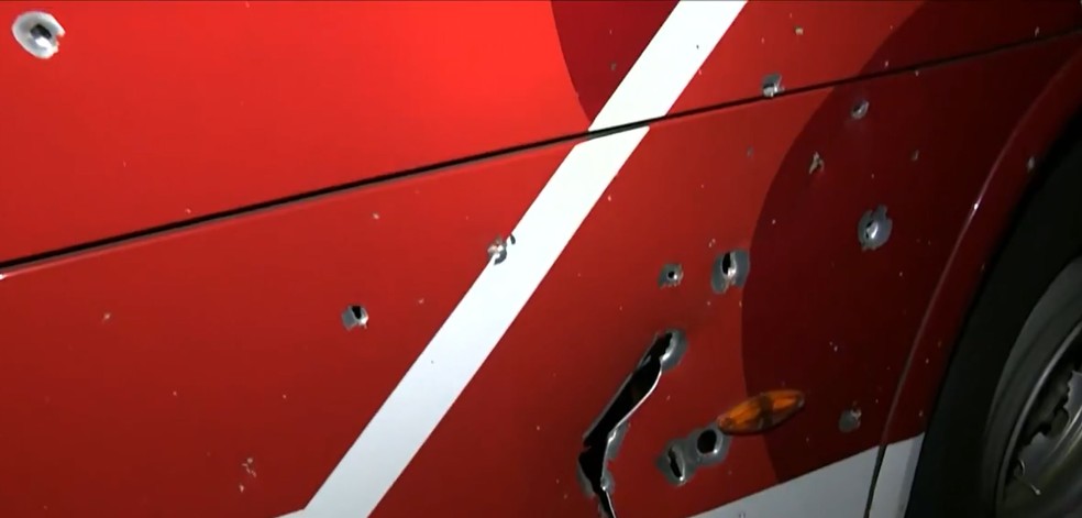 Marcas de tiros no ônibus onde estavam as pessoas feridas — Foto: Reprodução/ EPTV