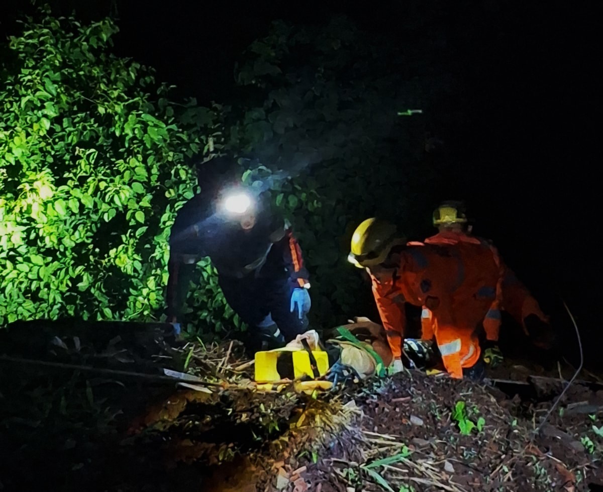 Bombeiros resgatam homem com sinais de embriaguez que caiu em vala de 20 metros em MG