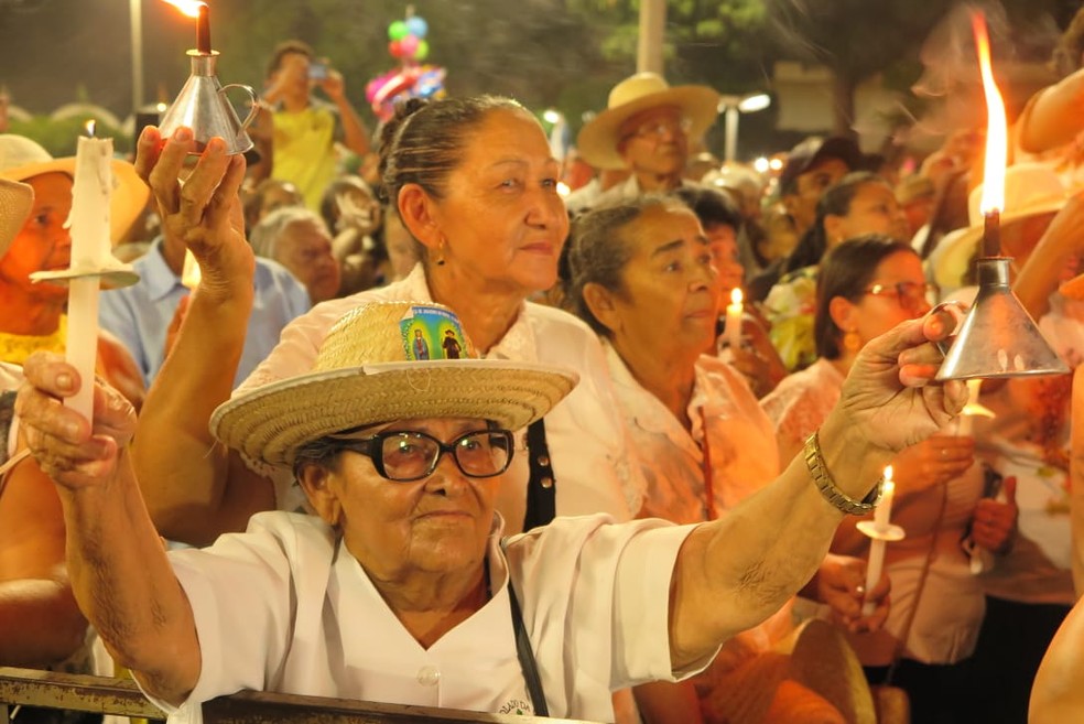 Durante Romaria das Candeias, fiéis usam velas e lamparinas no trajeto e na missa. — Foto: Antônio Rodrigues/SVM