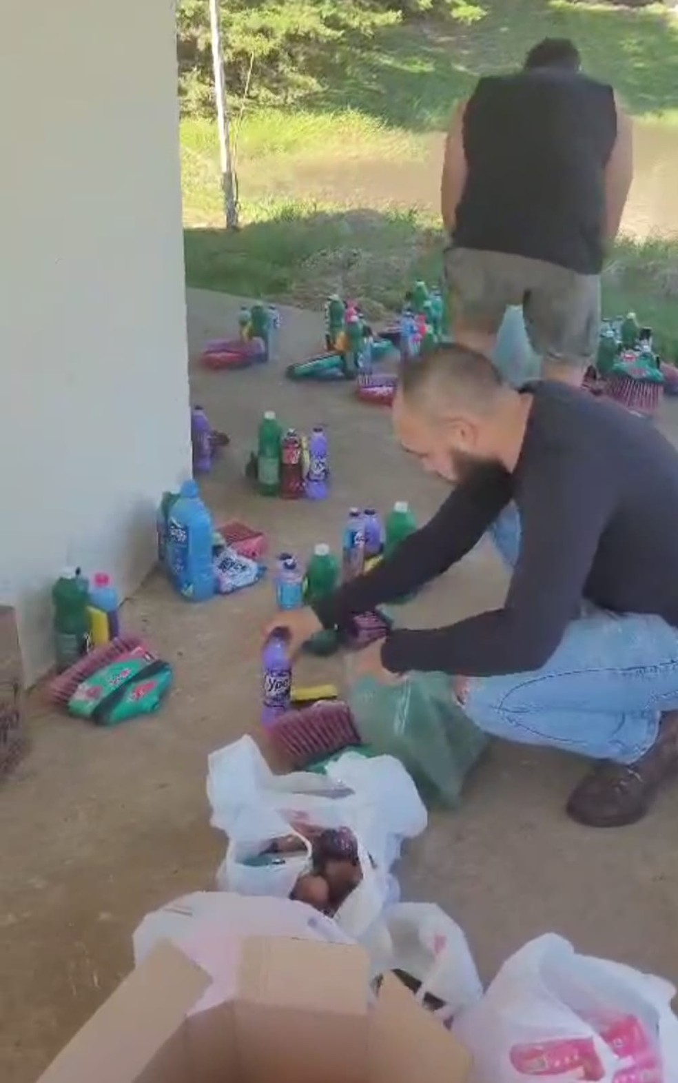 Alexandre Chalub ajuda moradores com kits de produtos de limpeza e de higiene pessoal — Foto: Reprodução