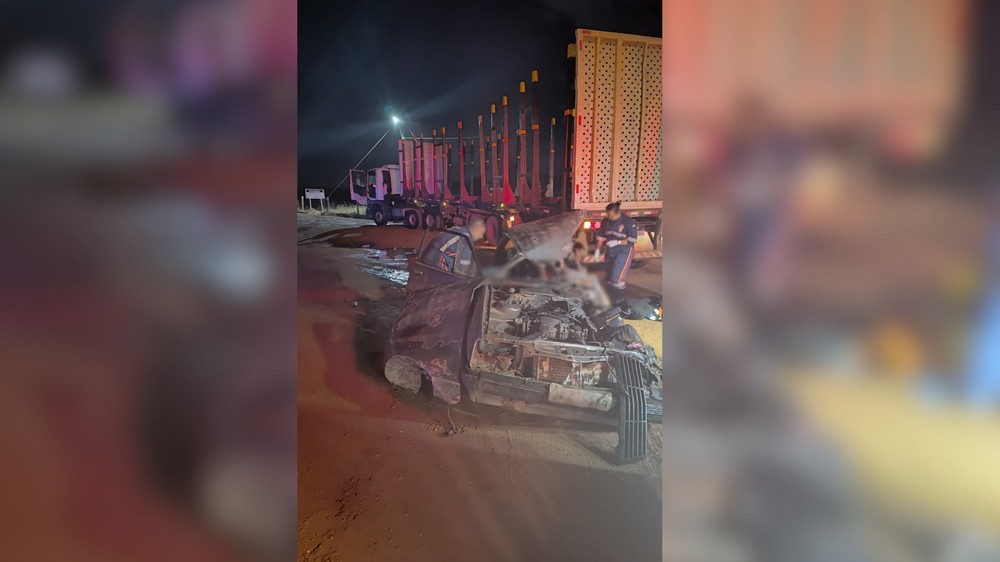 Homem e enteada de 11 anos morrem em acidente entre carro e carreta na MGC-452, em Nova Ponte