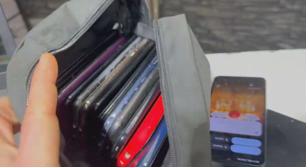 A Polícia Civil prendeu 16 pessoas no último sábado (3) que, de acordo com as investigações, integravam uma quadrilha que atua no furto, desbloqueio e receptação de telefones celulares. — Foto: Reprodução/ TV Globo