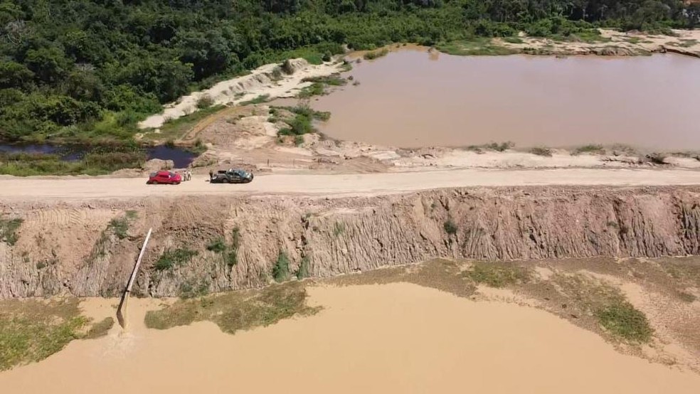 Empresa de mineração é multada em R$ 188 mil por desvio ilegal de córrego em MT — Foto: Polícia Militar