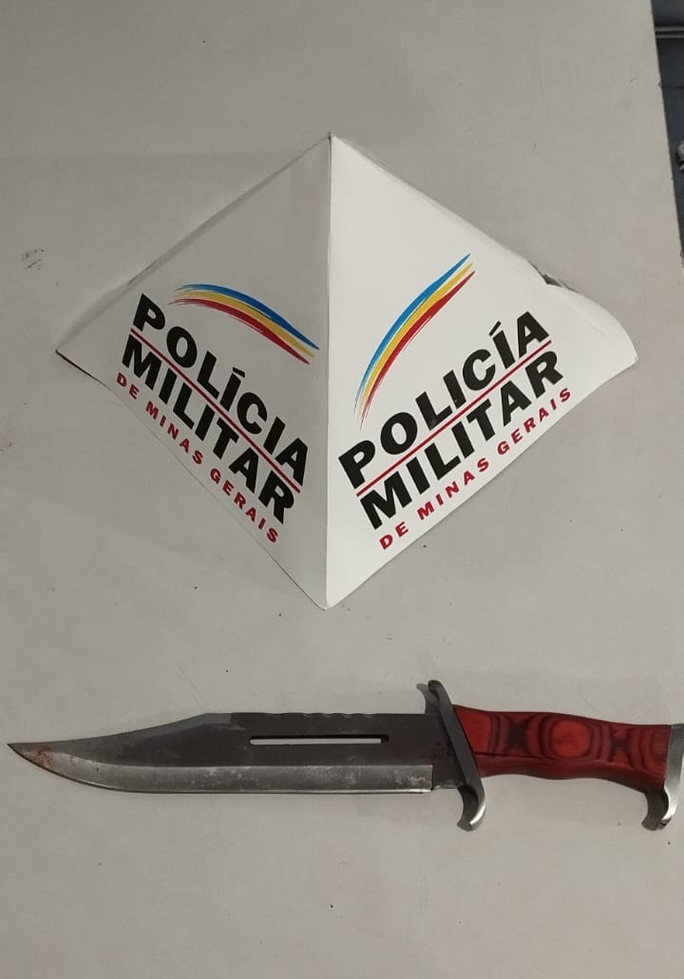 Faca utilizada no crime foi apreendida  — Foto: Polícia Militar/Divulgação