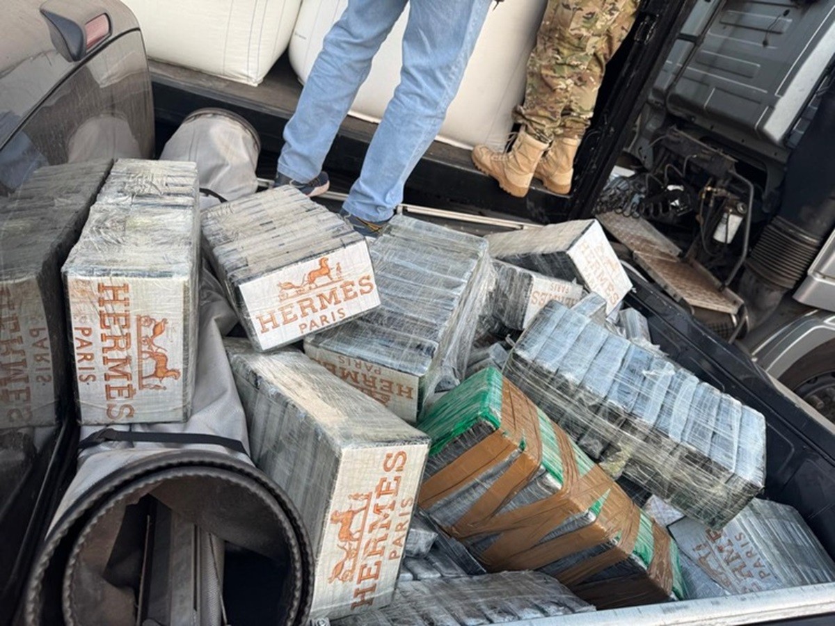 Polícia Federal encontra mais de 1 tonelada de cocaína escondida em caminhões baú