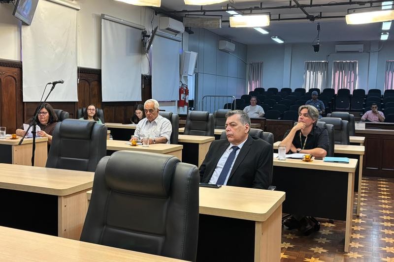 Câmara de Bauru discute projeto que proíbe o consumo de álcool e define limites de horário em adegas; veja os detalhes