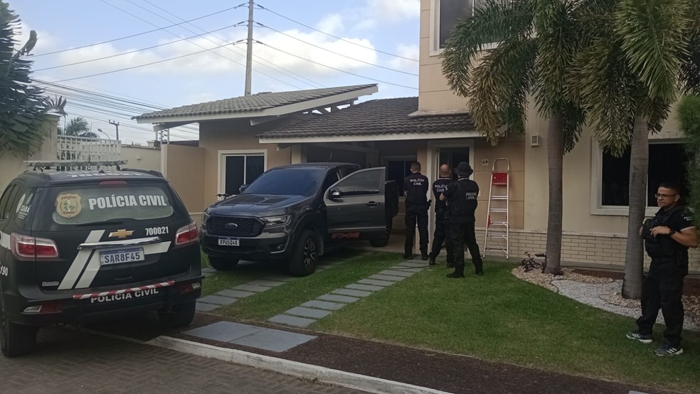 Mulher suspeita de lavar dinheiro do tráfico de drogas com rifas ilegais na internet é presa em casa de luxo no Eusébio. — Foto: Polícia Civil/ Divulgação