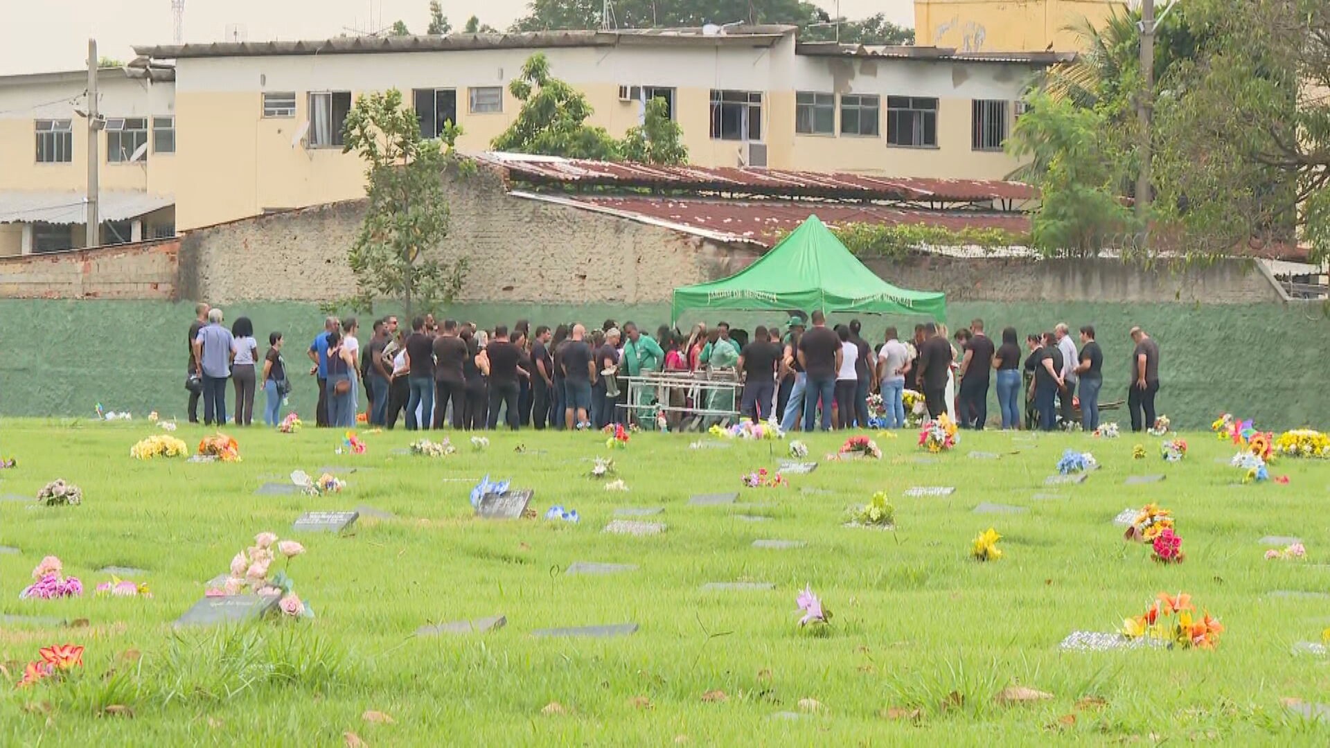 Corpo de personal morta em Belford Roxo é enterrado; 'Ela tinha medo de me contar as coisas', diz mãe 