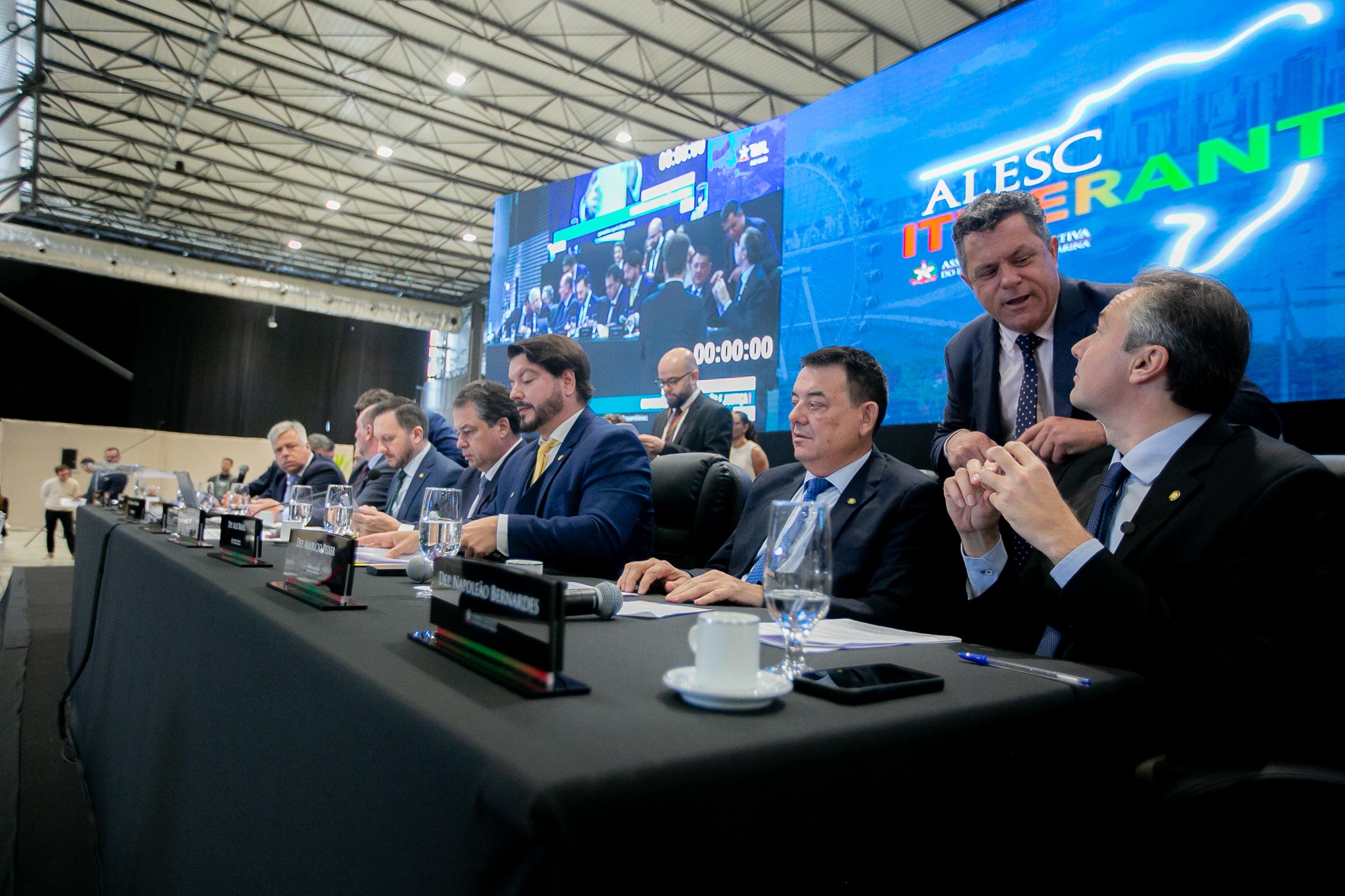 Mudança do hino de SC é derrubada por comissão da Alesc; veja como votaram os deputados