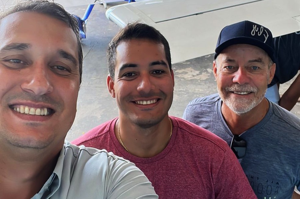 O piloto Lucas Corisco, ao lado de Matheus Bransford e Jackson Bomfim, antes de avião decolar na Bahia — Foto: Redes Sociais