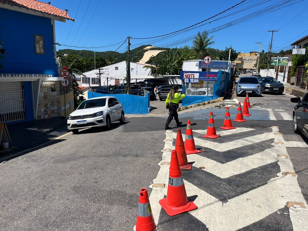 Rua Erivan França, em Ponta Negra, é interditada para obra da Caern — Foto: Philipe Salvador/Inter TV Cabugi