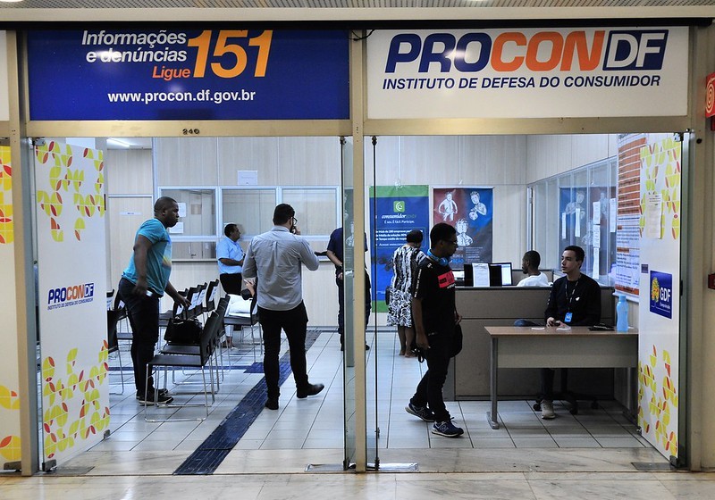 Procon multa Claro e Vivo em R$ 60 mil por falhas no sinal de telefonia no DF 