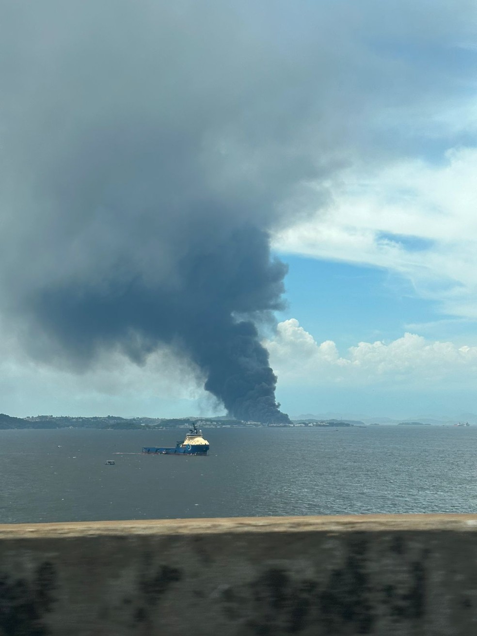 Fumaça vista da ponte Rio-Niterói