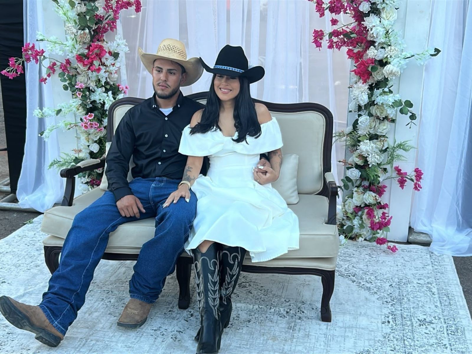 Com direito a bota e chapéu, noiva usa look cowgirl durante casamento coletivo no Acre