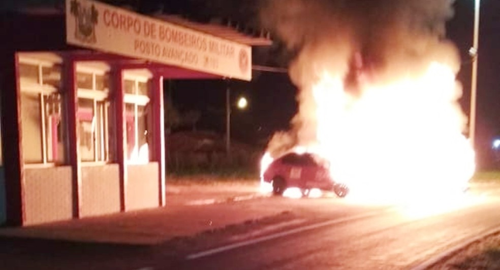Base do Corpo de Bombeiros da BR-304, em Mossoró, foi alvo de criminosos; uma ambulância e um carro da corporação foram incendiados — Foto: CBM/Divulgação