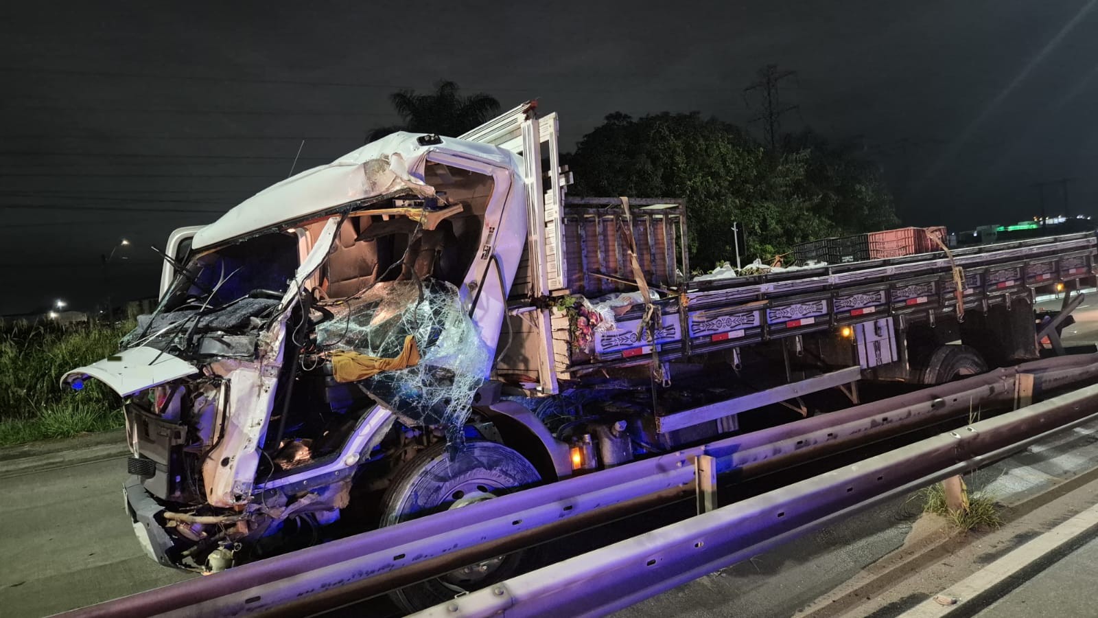 Motorista morre atropelado pelo próprio caminhão após ser arremessado de cabine