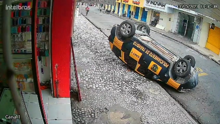 VÍDEO: Viatura do DMTT capota ao perseguir motorista no centro de Maceió
