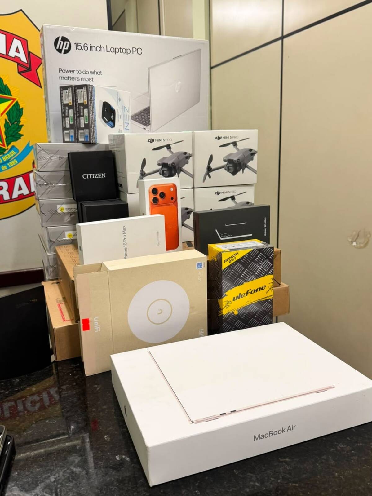 PRF apreende eletrônicos avaliados em R$ 69 mil na Via Dutra, em Piraí