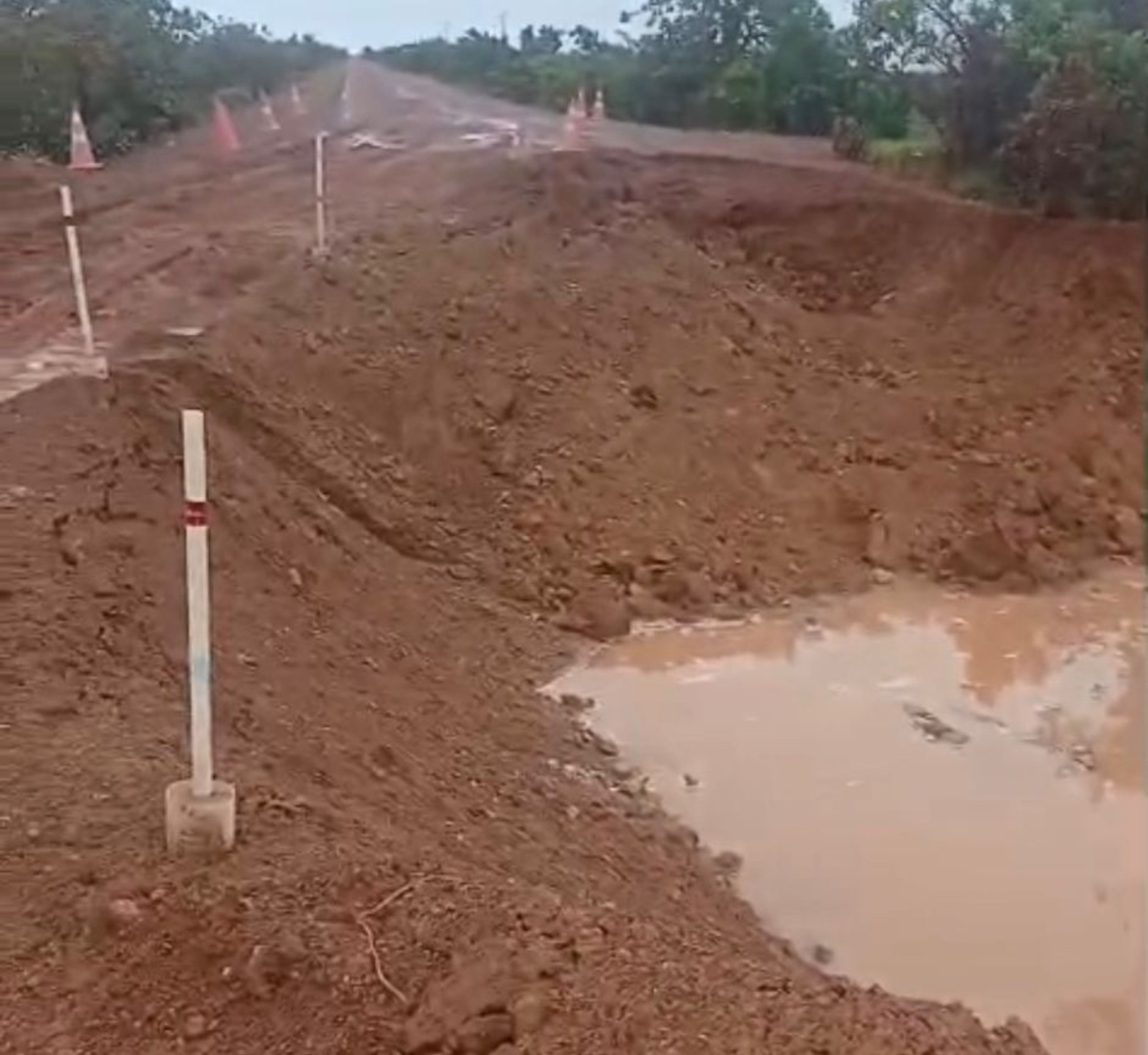 Cratera em estrada de Normandia segue aberta um dia depois de rompimento causado por chuvas; governo cria rota provisória