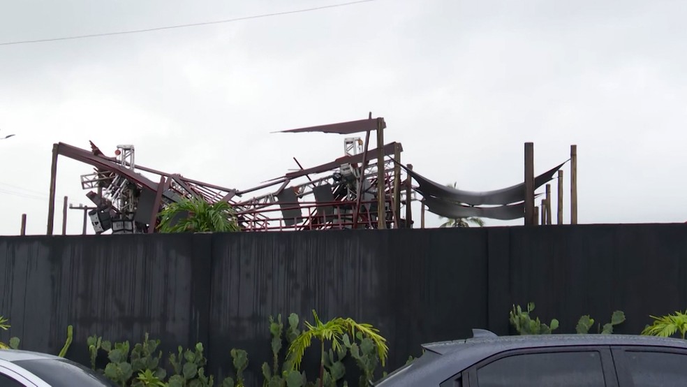 Era possível ver a estrututra da casa de shows danificada nesta segunda-feira (29) — Foto: TV Cabo Branco/Reprodução