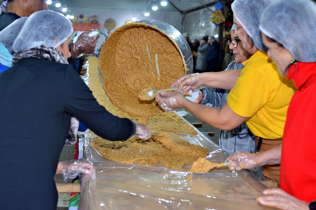 Festa do 'Maior Pé de Moleque do Mundo' faz doce de 31 metros, em Piranguinho (MG) — Foto: Luciano Lopes