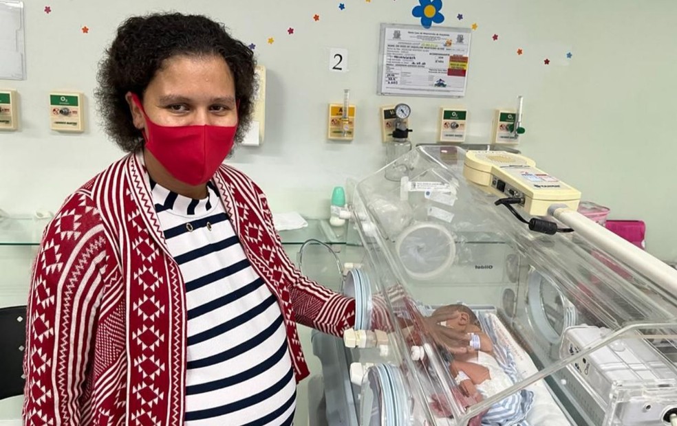 Jaqueline Monteiro Alves, de 30 anos, com um dos beb?s no hospital ? Foto: Santa Casa de Ara?atuba/Divulga??o