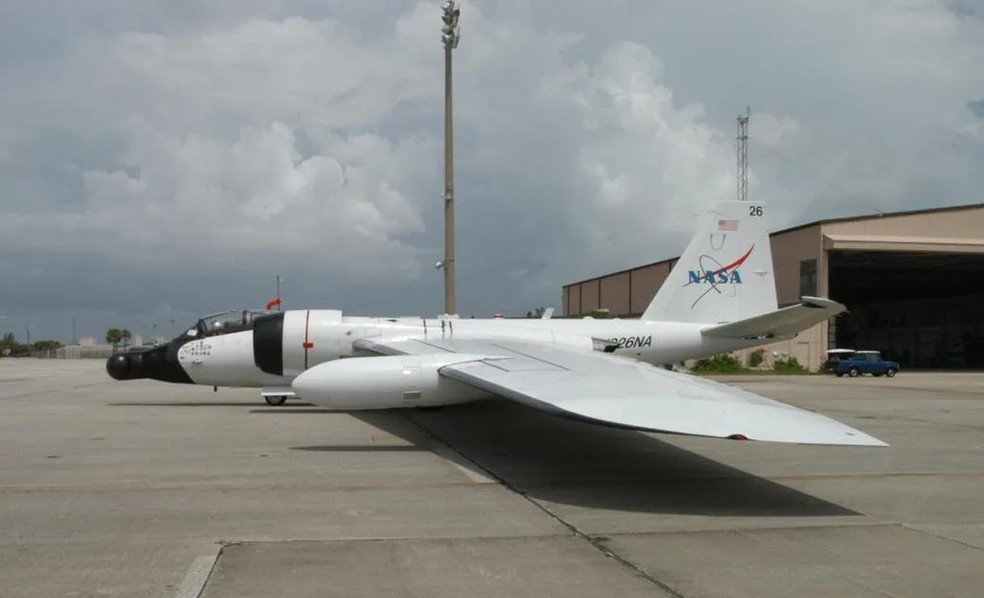 Uma aeronave WB-57 pronta para um voo de teste na Base Aérea de Patrick, em Cocoa Beach, na Flórida (EUA). — Foto: NASA