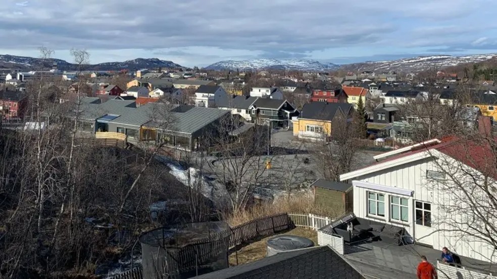 A cidade de Kirkenes sentiu o impacto econômico da guerra na Ucrânia, com o desaparecimento dos visitantes russos e a quase extinção do comércio entre fronteiras. — Foto: BBC