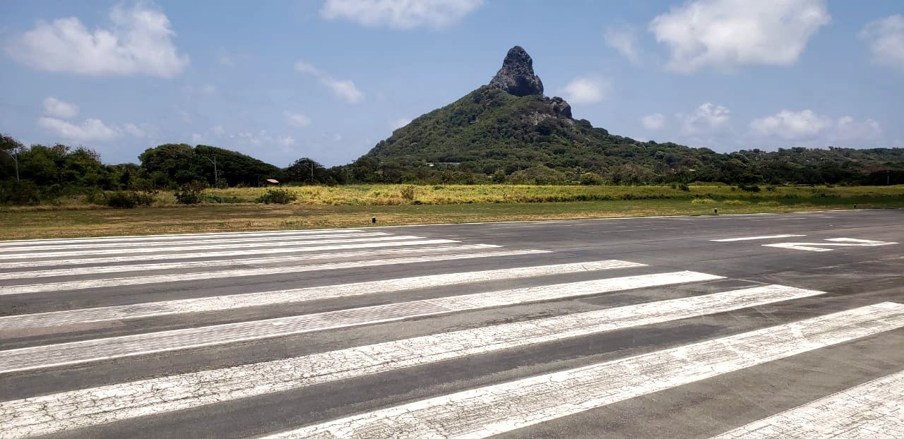 Usina de asfalto não chegou à ilha e entidade que representa moradores de Fernando de Noronha questiona governo sobre atraso em obra do aeroporto